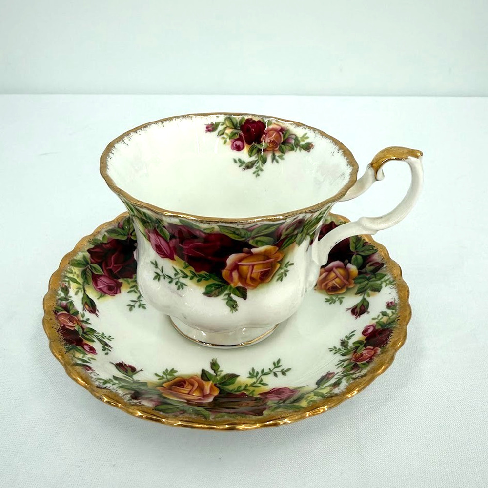 Royal Albert Old Country Roses Tea Cup & Saucer Bone China England Gold Trim